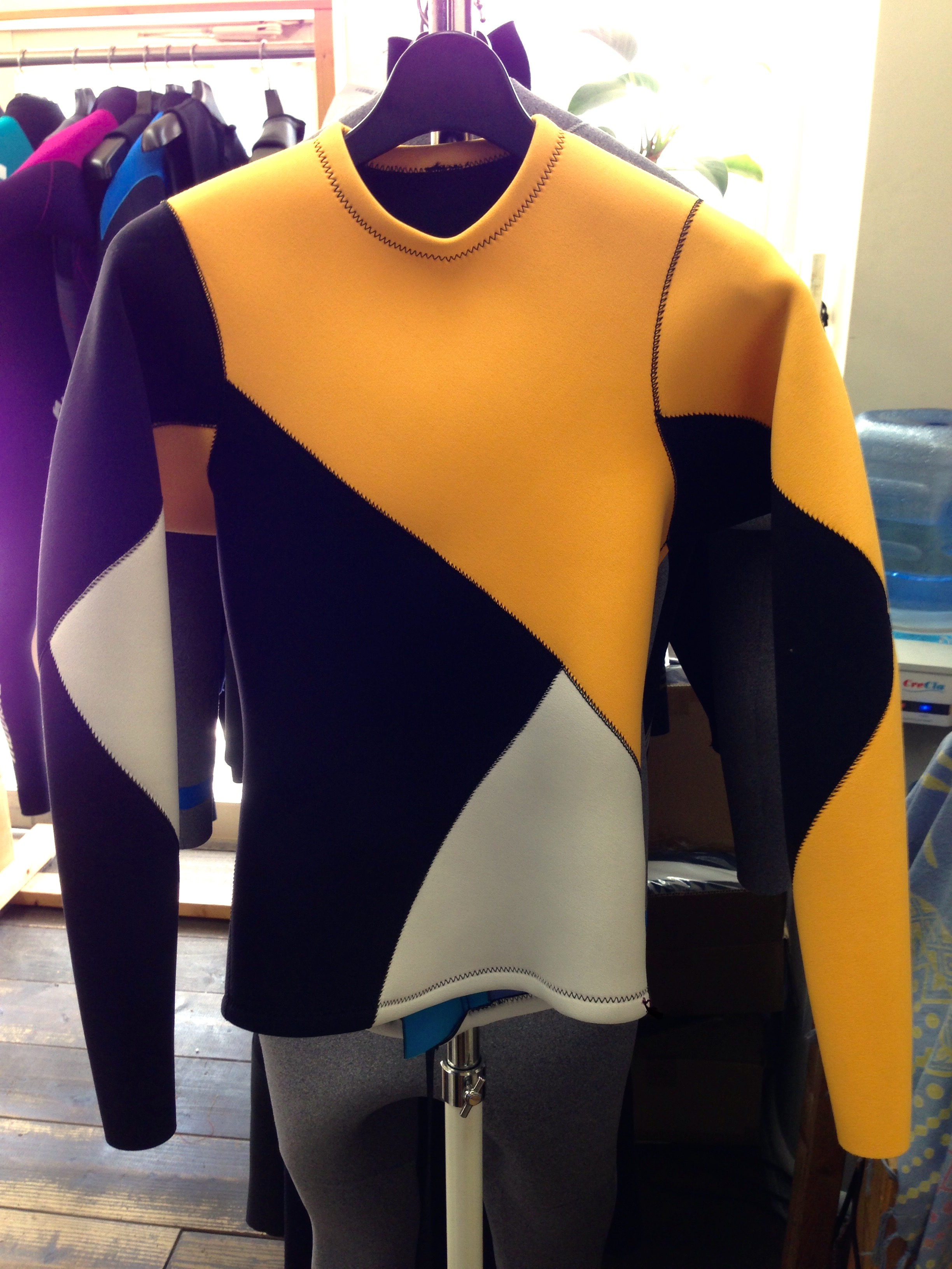 左右非対称のデザインのウェットスーツの注意点