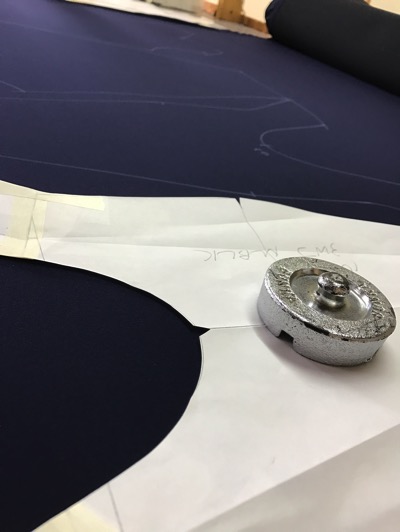 ウェットスーツの生地取り風景