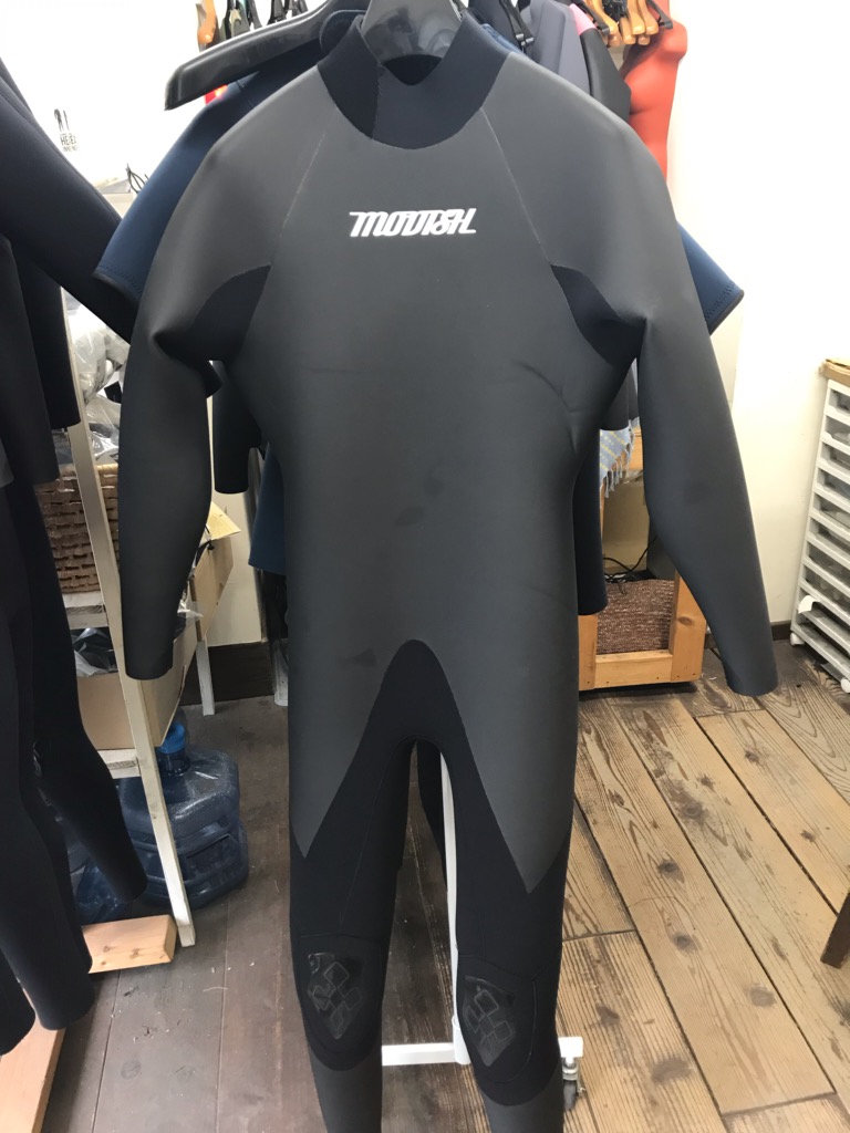 冬用既成サイズのセール価格ウェットスーツ