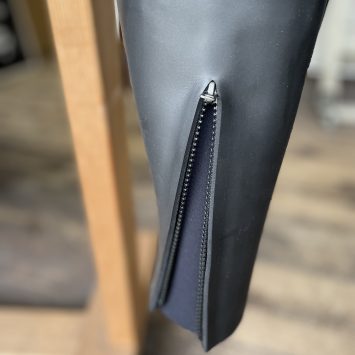 袖、足先のファスナー取り付けに関して